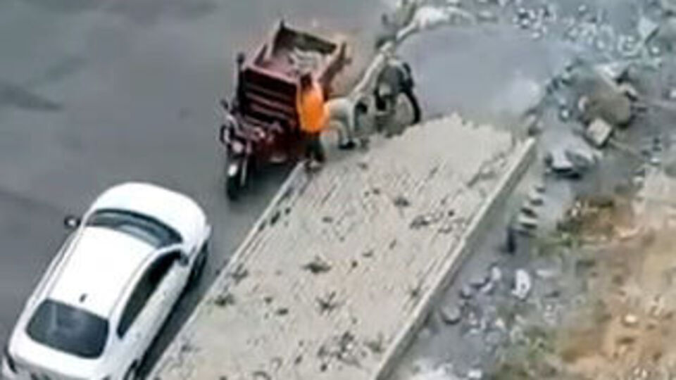 Kaldırım taşı hırsızlığı kamerada!