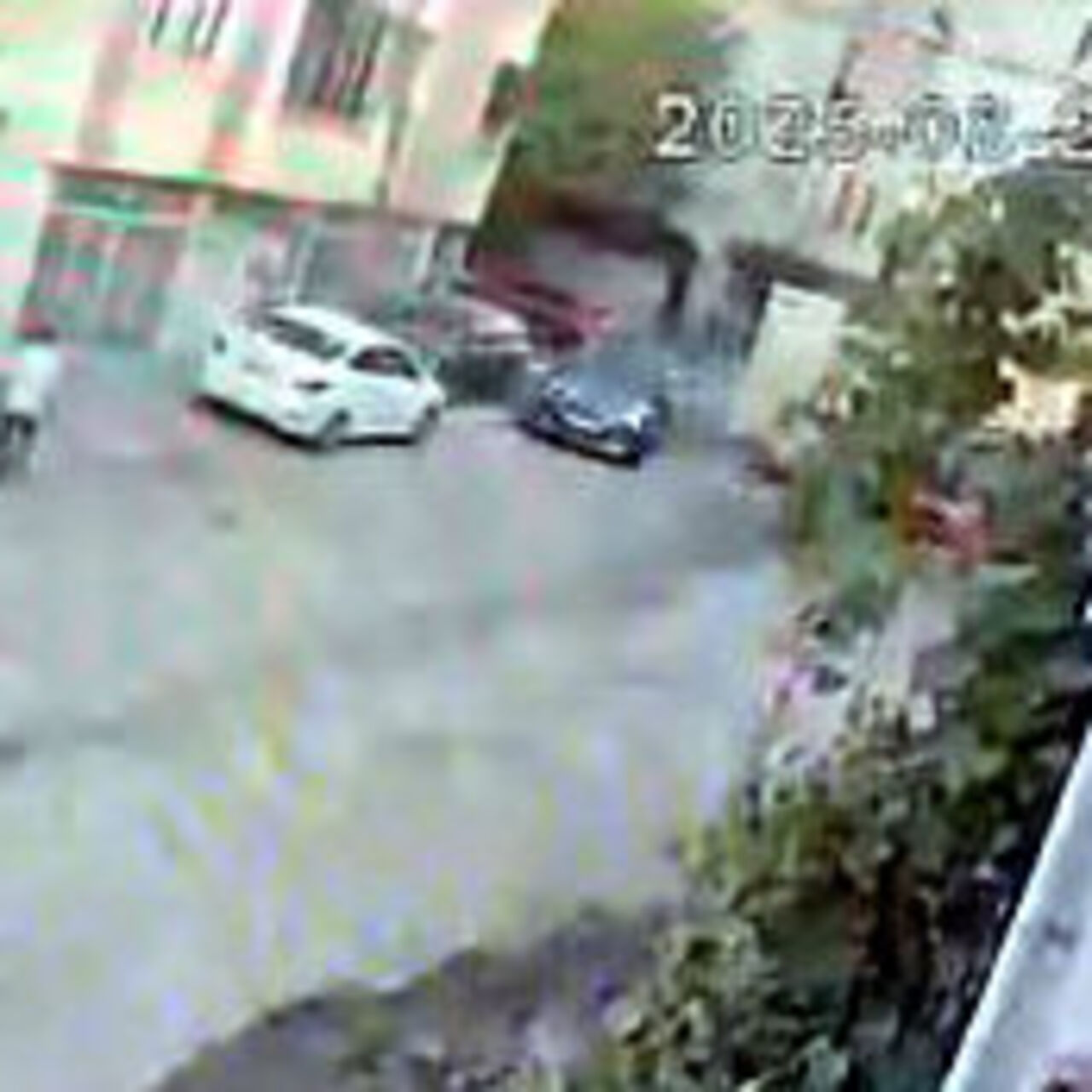 Kamyona yol verdi duran araca çarptı!