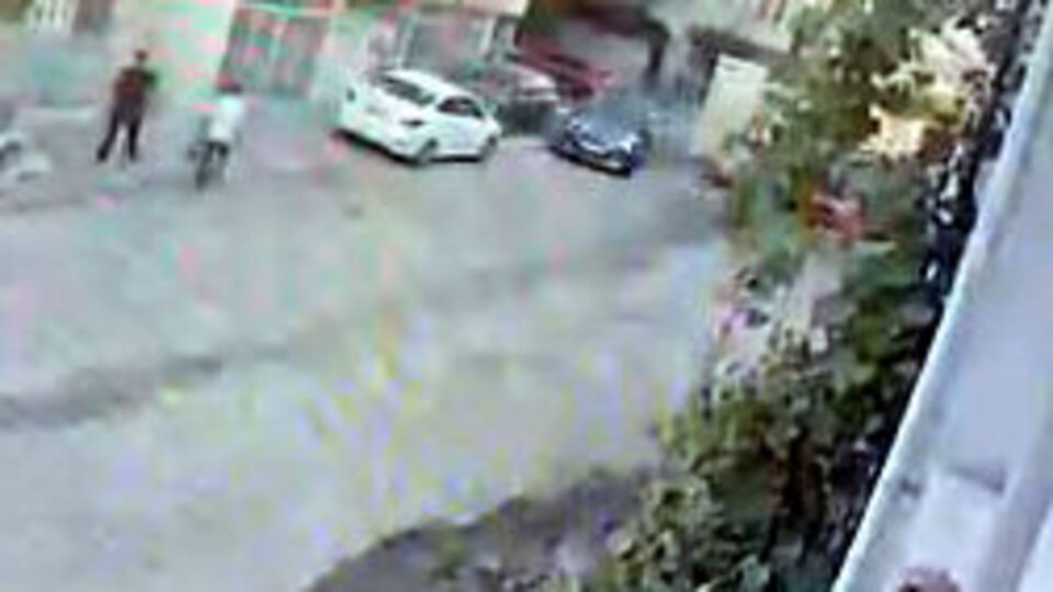 Kamyona yol verdi duran araca çarptı!