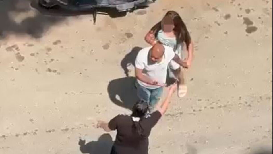 Kızını bıçakla mahallede kovaladı!