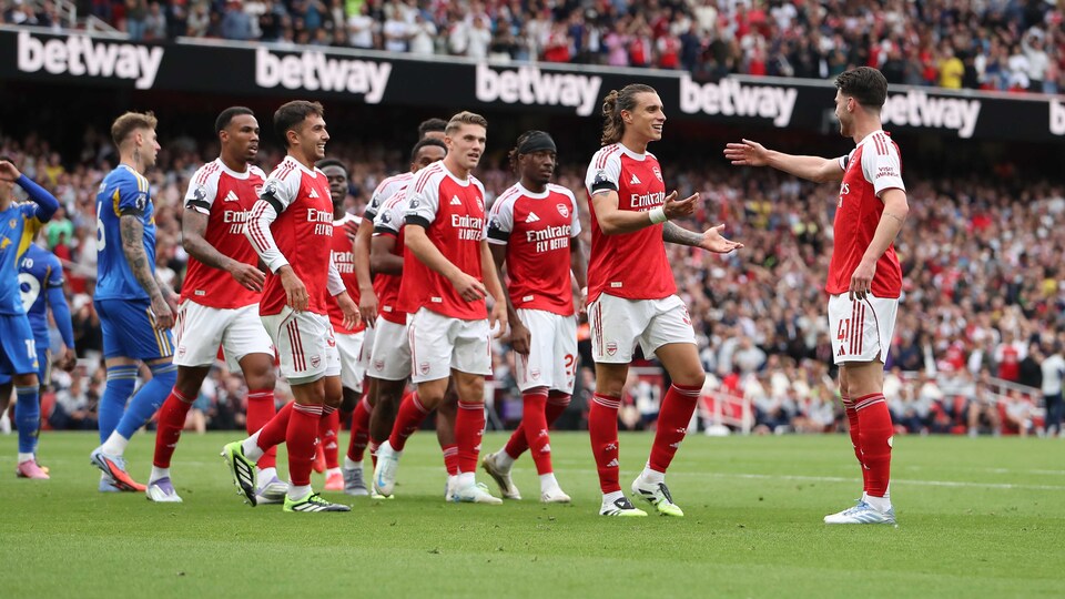 Arsenal'den evinde gövde gösterisi!