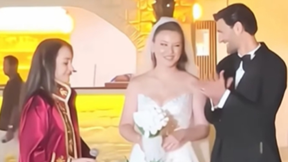 Ünlü oyuncudan çifte düğün