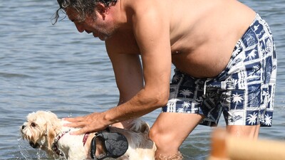 Köpeğini denize soktu