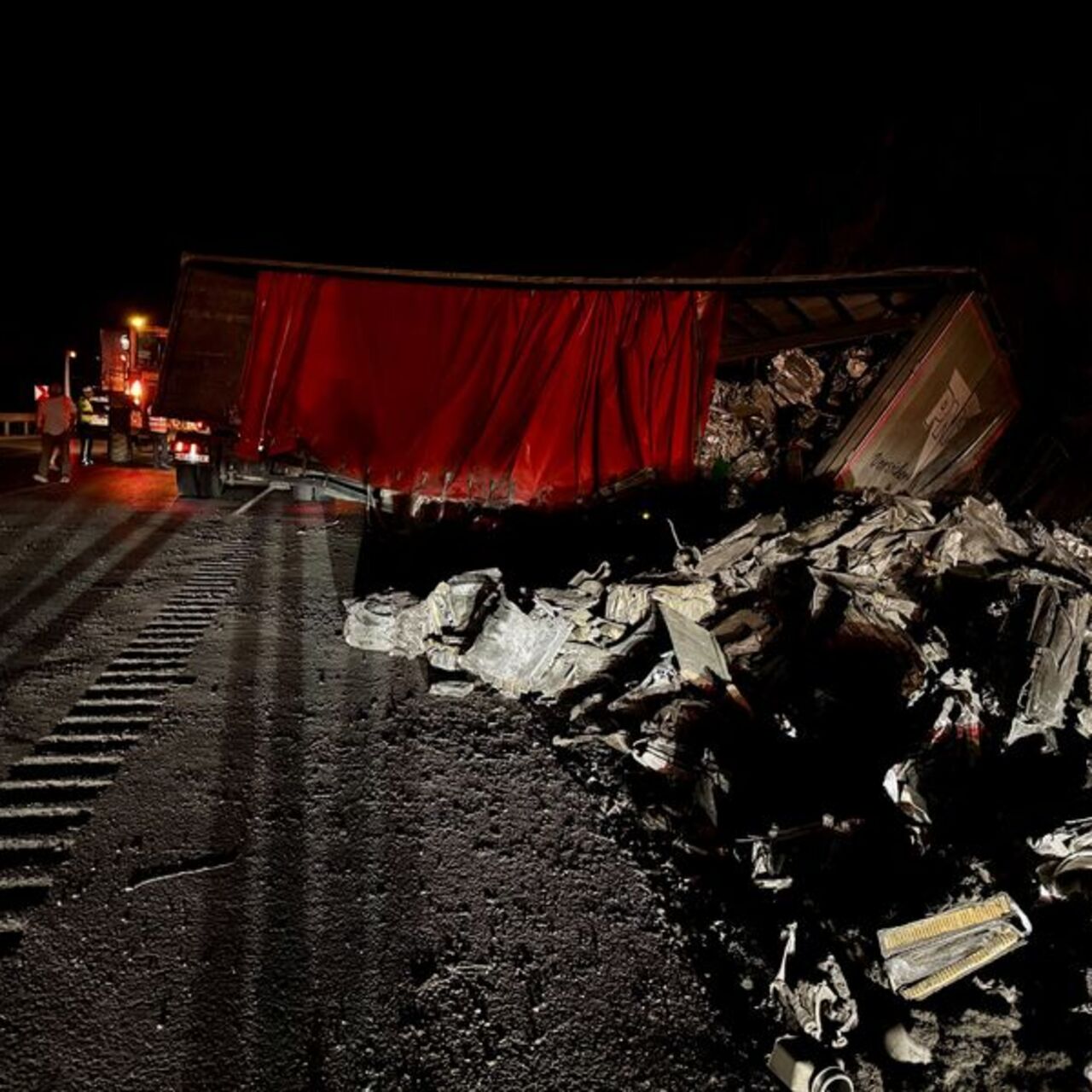 Şarampole devrilen TIR ulaşımı aksattı