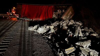 Şarampole devrilen TIR ulaşımı aksattı