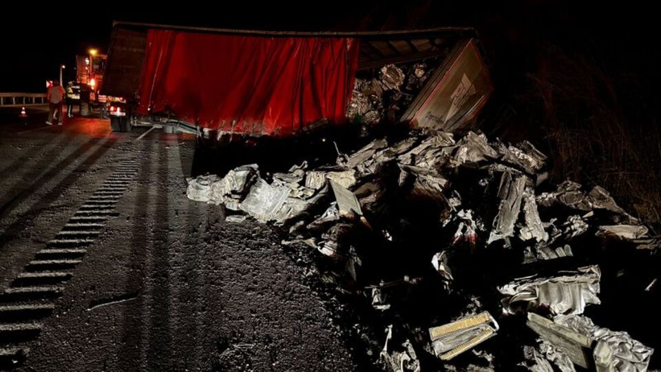 Şarampole devrilen TIR ulaşımı aksattı