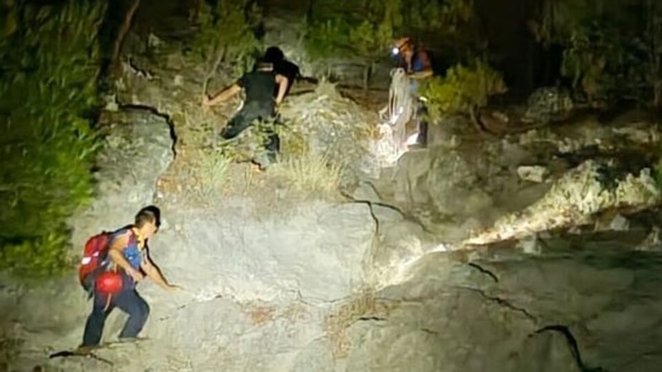 Yürüyüş yapan 3 kişi kayalıklarda mahsur kaldı