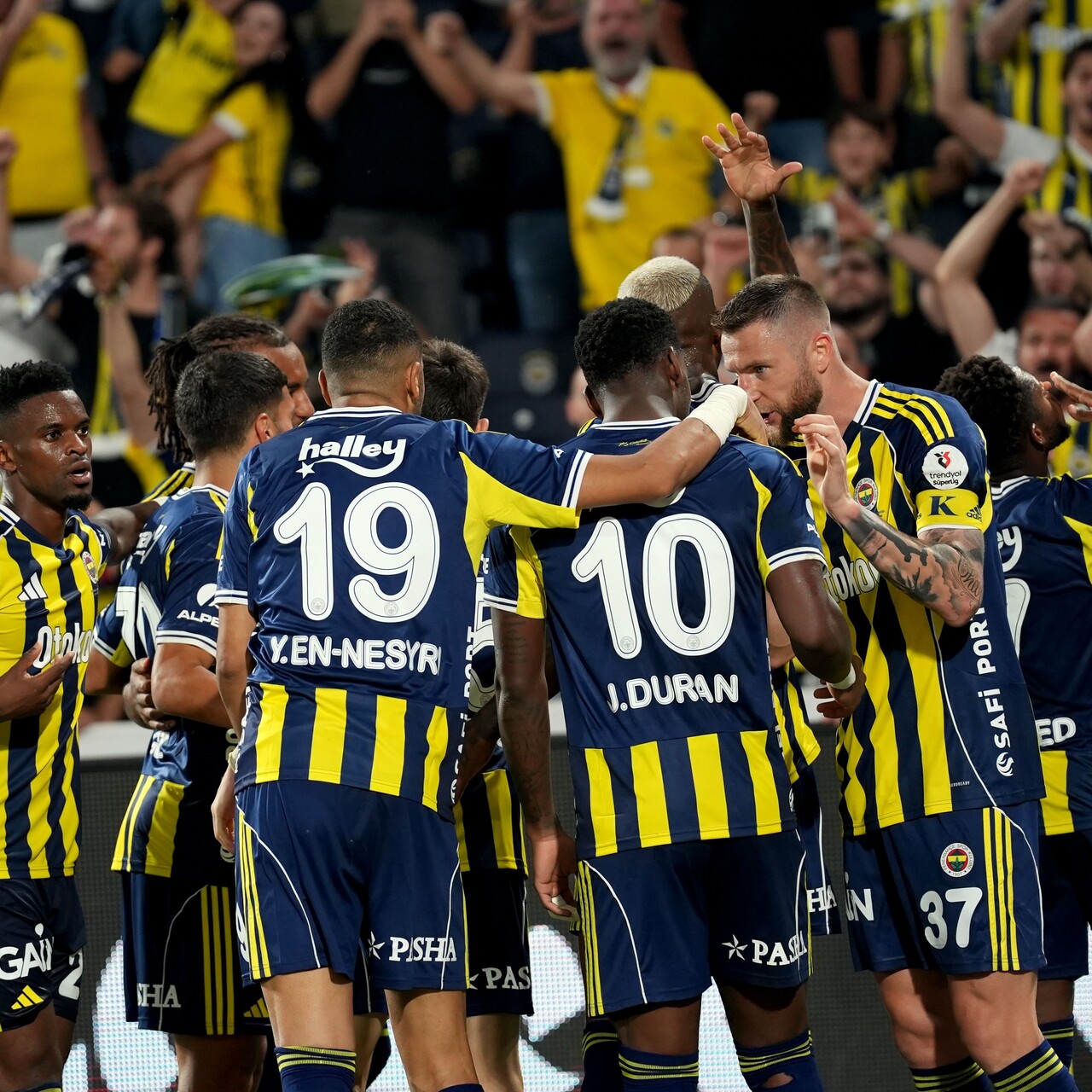 "Tribünlerin kalbini almaya çalıştı"
