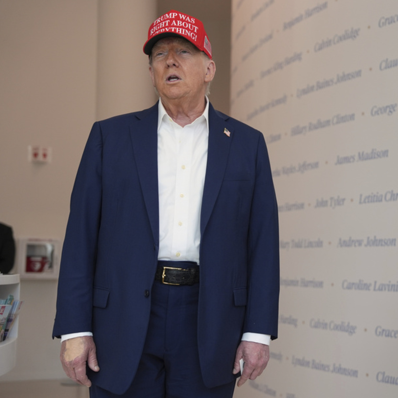 Trump elini makyajla kapattı