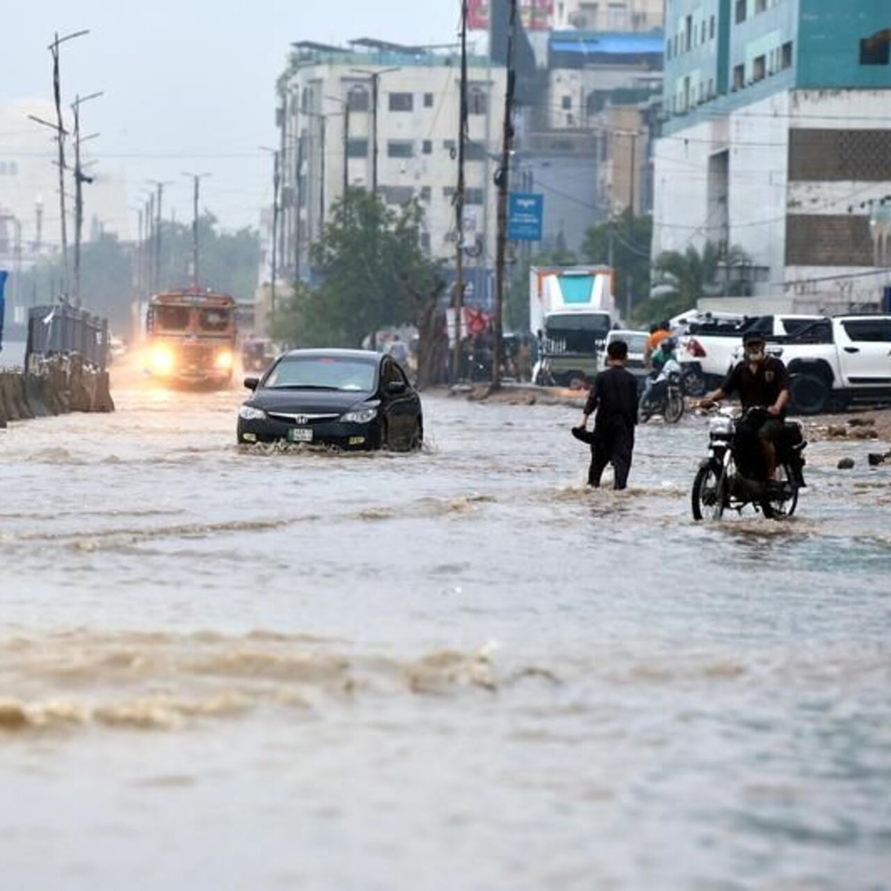 Pakistan'da muson, 785 can aldı!