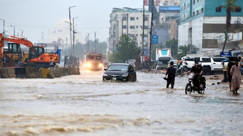 Pakistan'da muson, 785 can aldı!