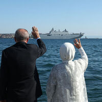 Cumhurbaşkanı Erdoğan, İstanbul Boğazı'ndan geçen gemileri selamladı
