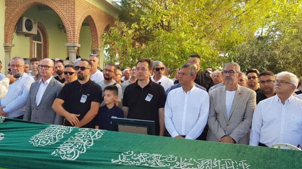 Özgür Özel Balıkesir'de cenazeye katıldı
