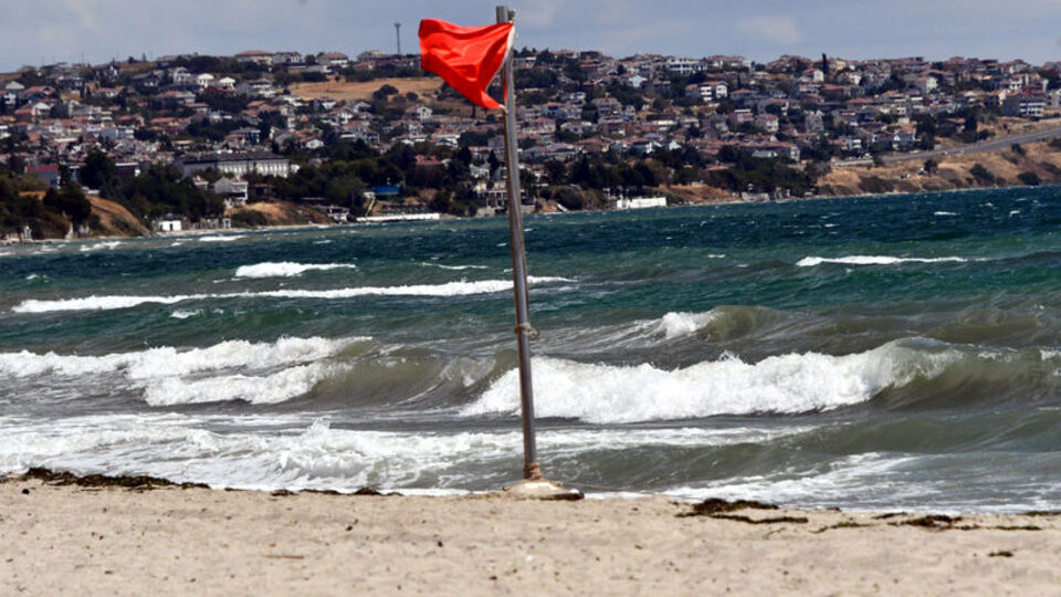 Kırmızı bayrak asıldı! Bir kentte deniz yasağı