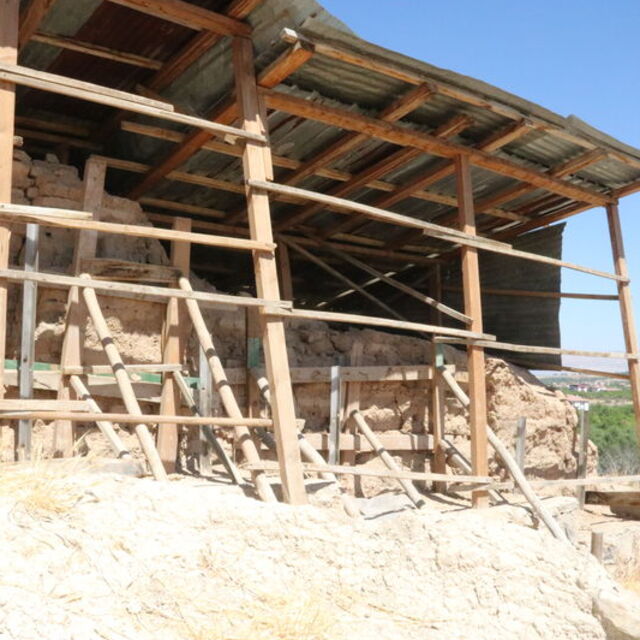 Depremde hasar alan Arslantepe Höyüğü'ndeki kale duvarları onarılıyor