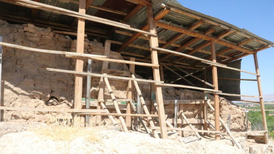 Depremde hasar alan Arslantepe Höyüğü'ndeki kale duvarları onarılıyor