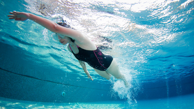 "Kırmızı göz"e karşı deniz ve havuzda gözlük önerisi!