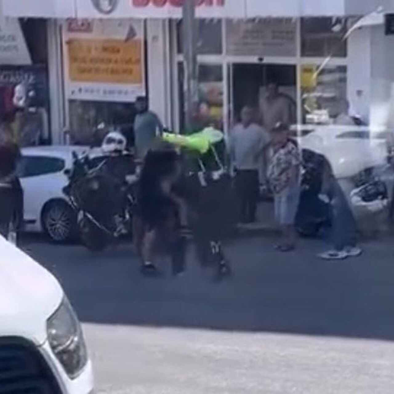 Trafik polisine saldırdılar