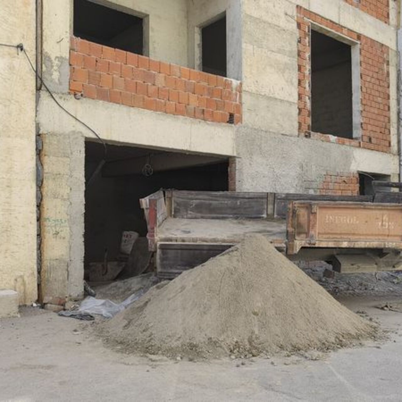 Üzerine kum dolu demir kova düştü