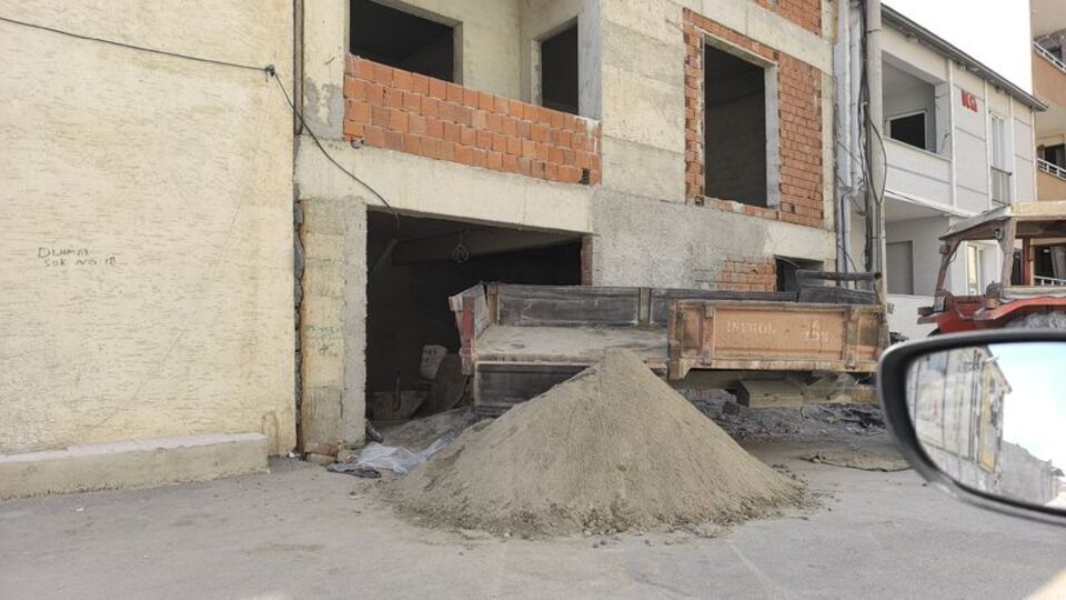 Üzerine kum dolu demir kova düştü