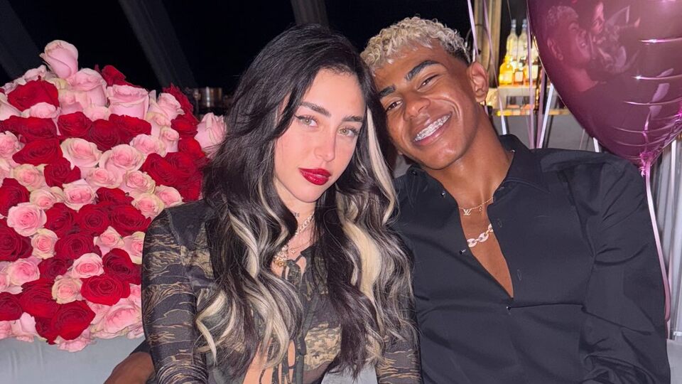 Ünlü futbolcudan aşk paylaşımı