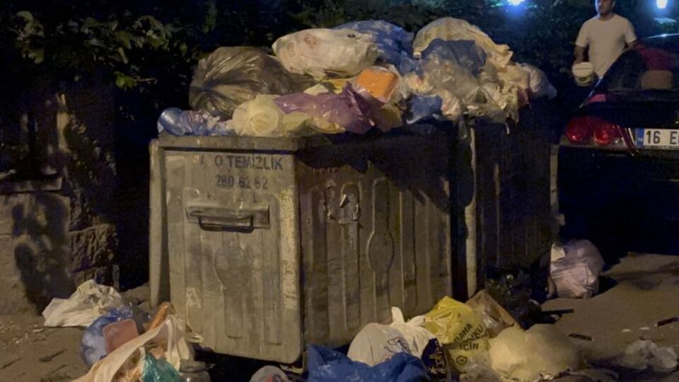 Maaşlar eksik yattı, çöpler toplanmadı