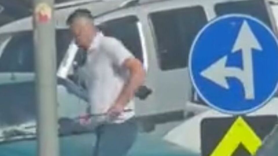 Trafikte bıçaklı ve kılıçlı saldırı