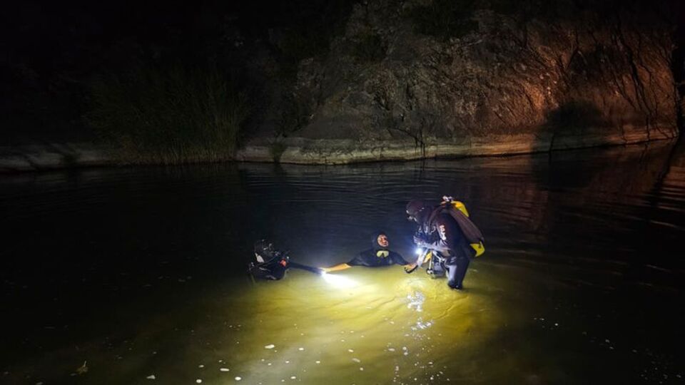 Çaya düşen kızını kurtarmak isterken boğuldu