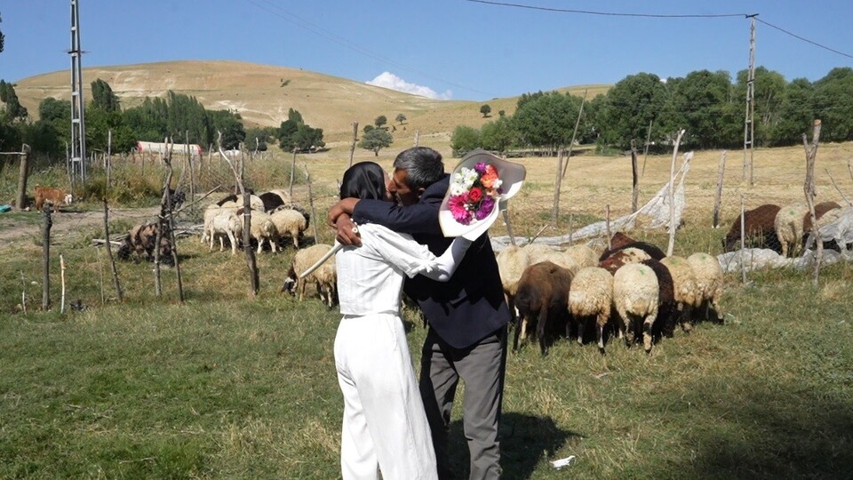 Babası YKS çıkışında çiçekle karşılamıştı! Hayalindeki bölüme yerleşti