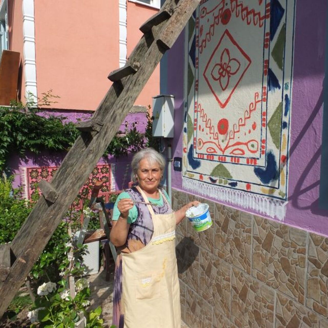 Gençliğinde dokudu, şimdi duvarlara çiziyor