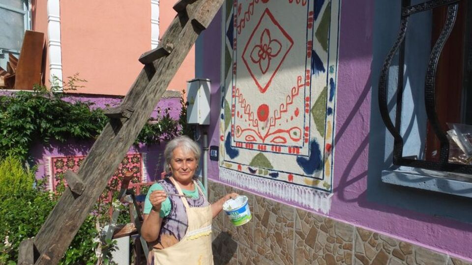 Gençliğinde dokudu, şimdi duvarlara çiziyor