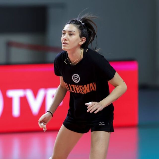 Yaprak Erkek, 3 yıl daha Eczacıbaşı'nda!