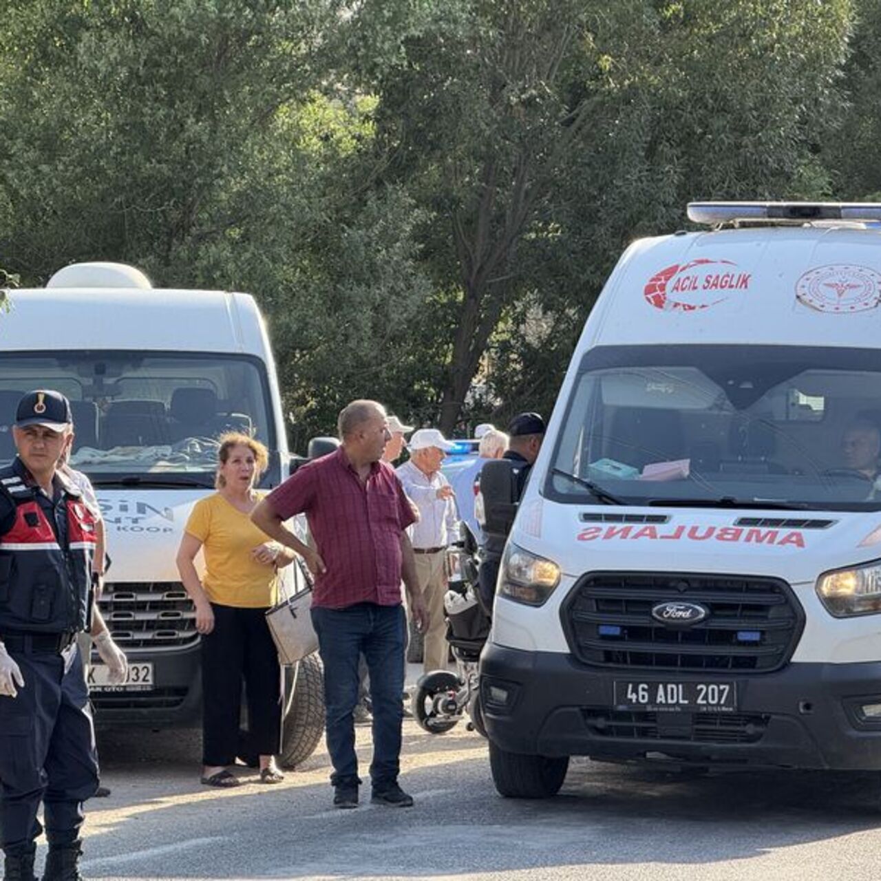 Otomobil yayalara çarptı: 2 ölü, 3 yaralı