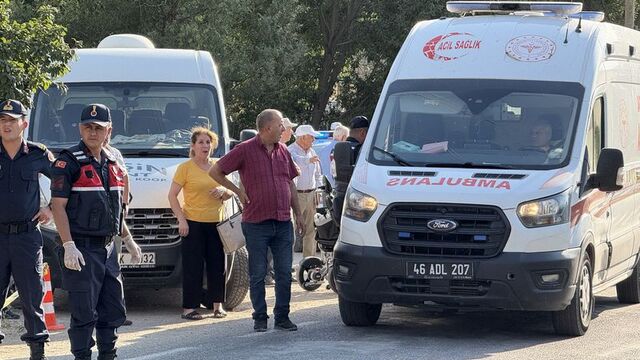 Otomobil yayalara çarptı: 2 ölü, 3 yaralı