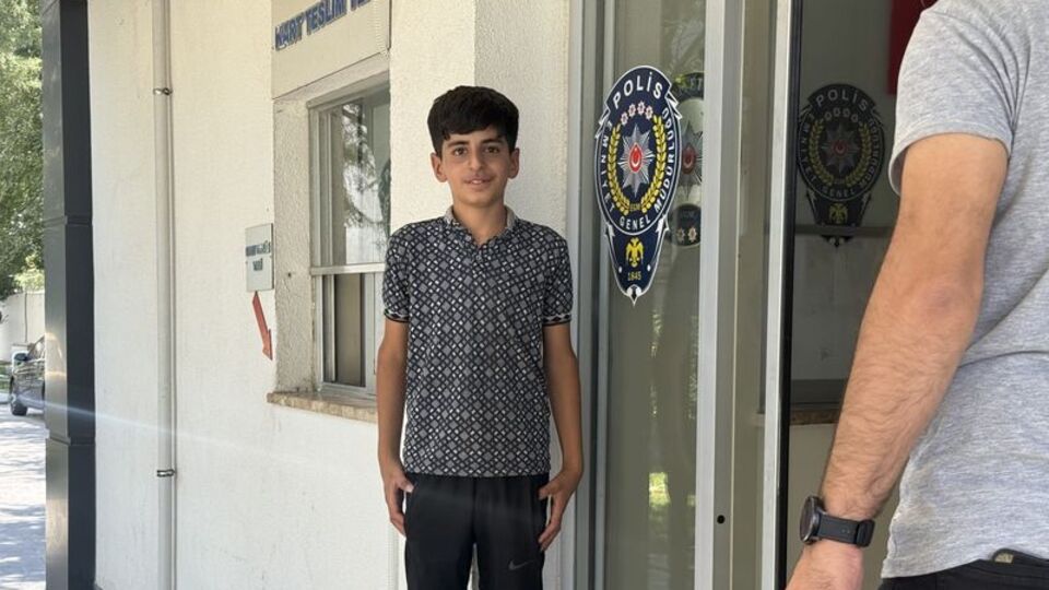 Çöpte bulduğu altınları polise teslim etti