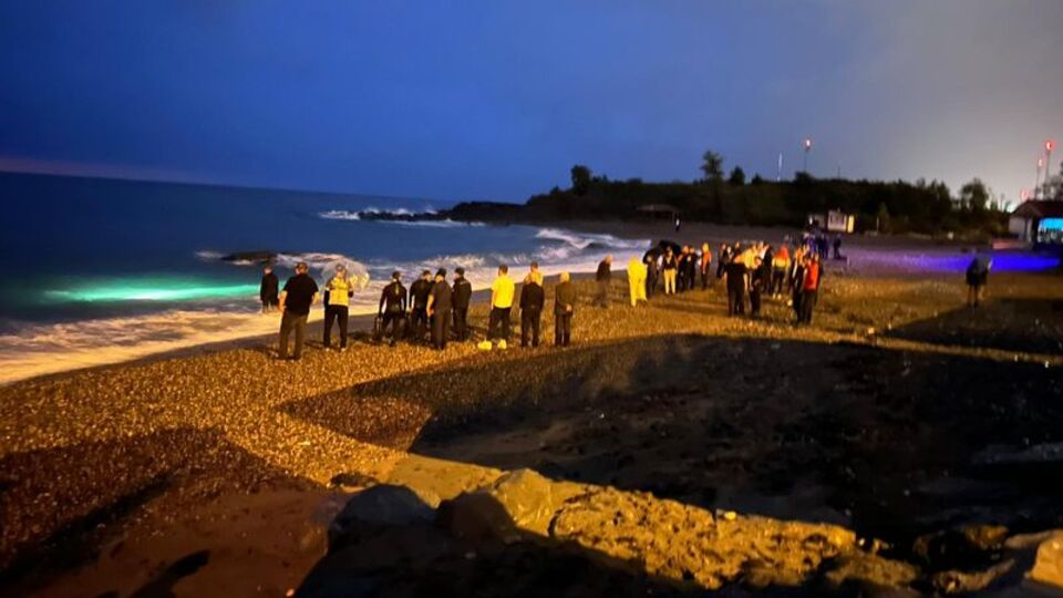 Sahilde gezerken dalgalara kapılan çocuk, kayboldu