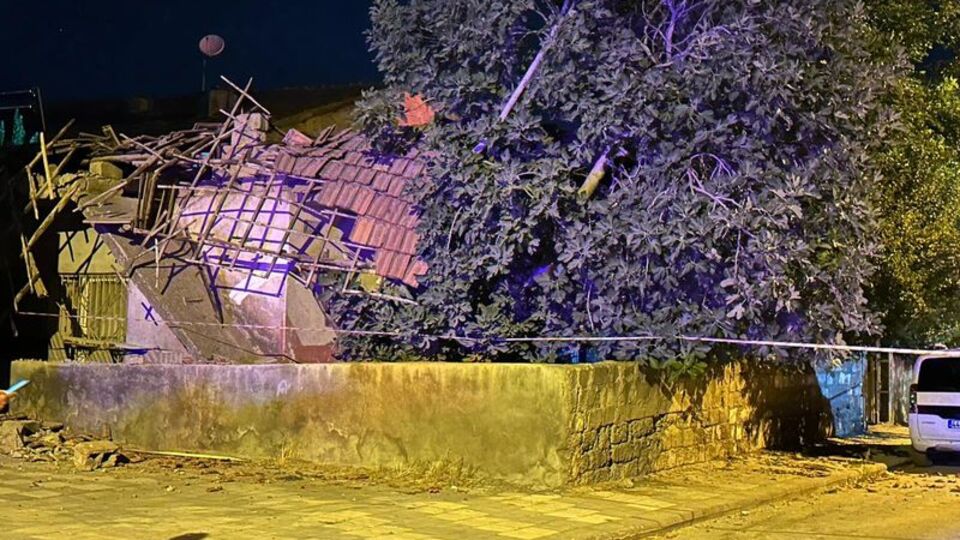 Evin çatısı çöktü! Anne ve kızı son anda kurtuldu