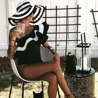 Eşinin kim olduğu merak konusu oldu