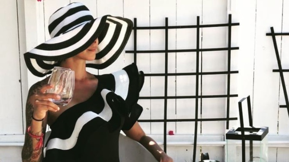 Eşinin kim olduğu merak konusu oldu