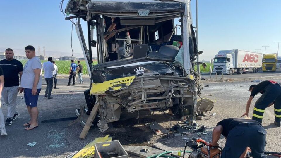 TIR ile halk otobüsü çarpıştı! Can kaybı var!