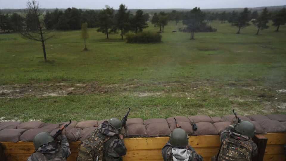 Ukrayna'da 18-22 yaşındaki erkeklere yurt dışına çıkmak serbest