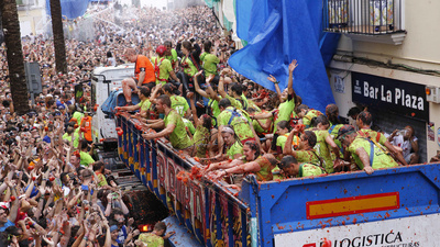 İspanya'da binlerce kişi 120 ton domatesi birbirine attı