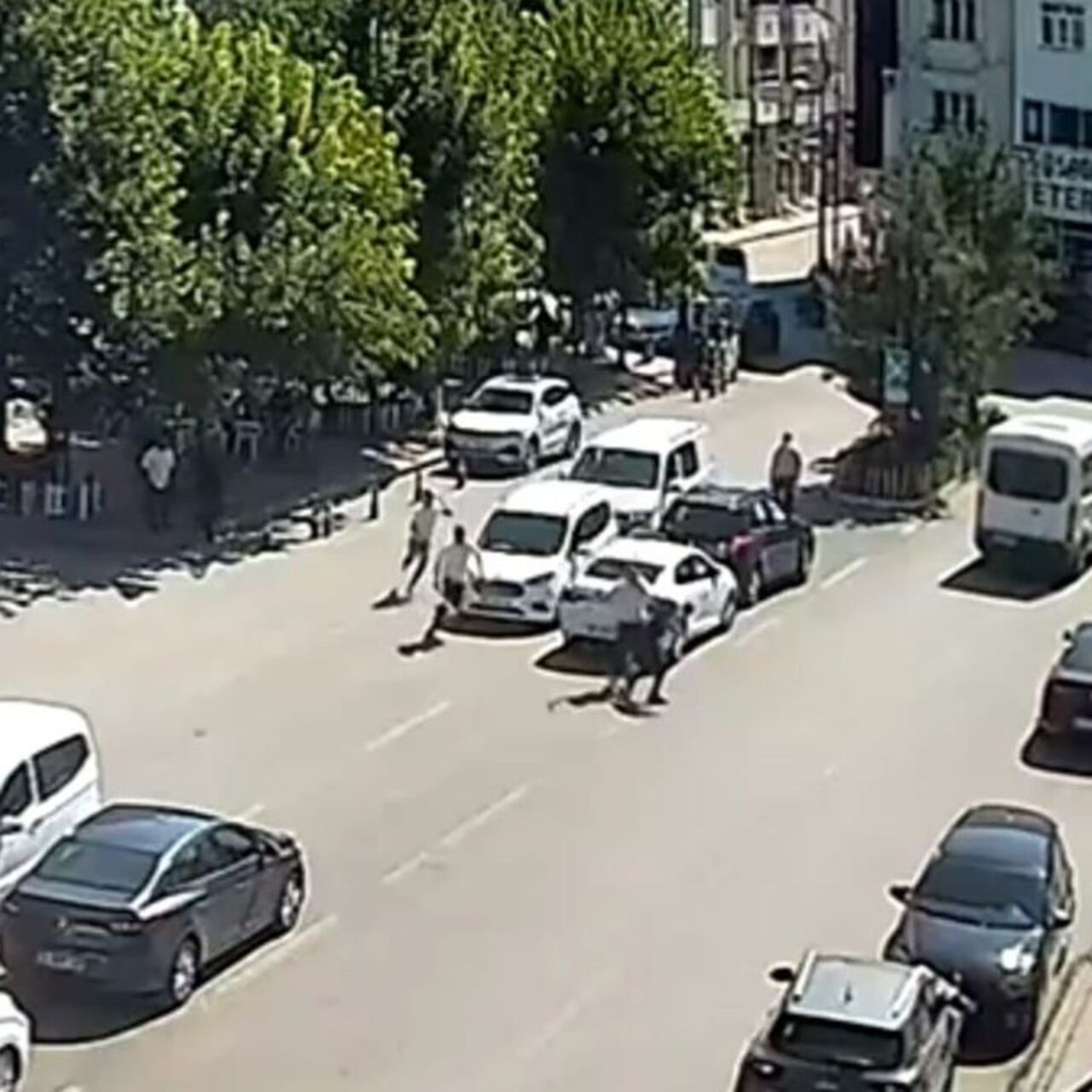 5 kişi kiracıya saldırdı!