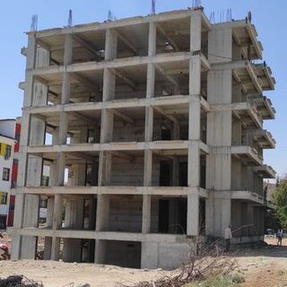 Standarda uymayan apartman müteahhit tarafından yıktırıldı