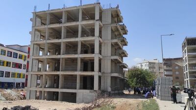 Standarda uymayan apartman müteahhit tarafından yıktırıldı