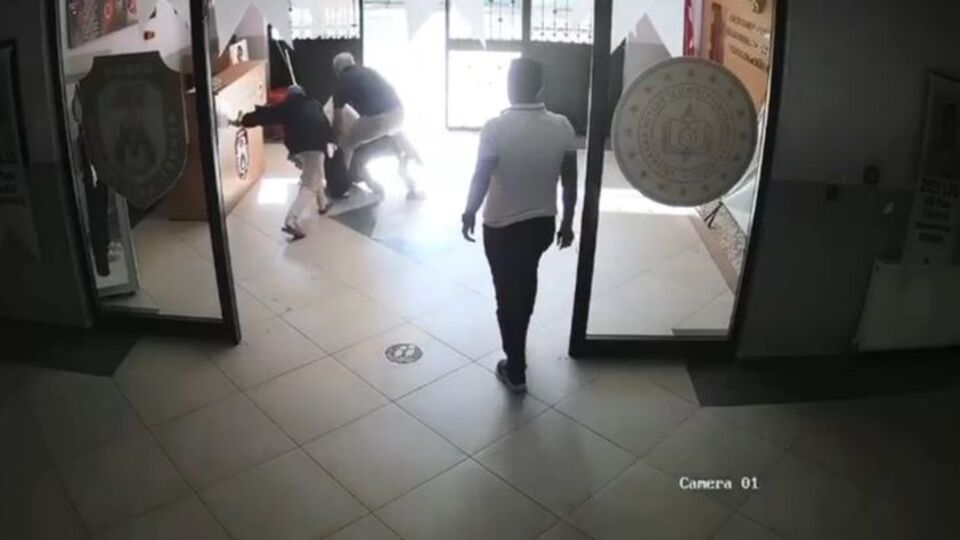 Okullar açılmadan öğretmene bıçaklı saldırı!