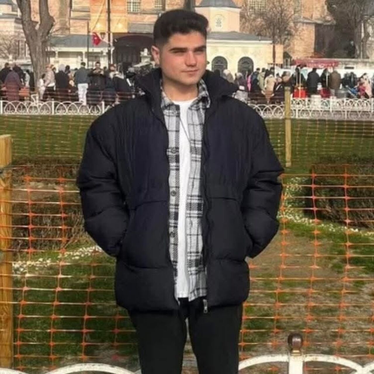 Elektrik elektronik mühendisliği öğrencisiydi... Harçlığını çıkarıyordu!