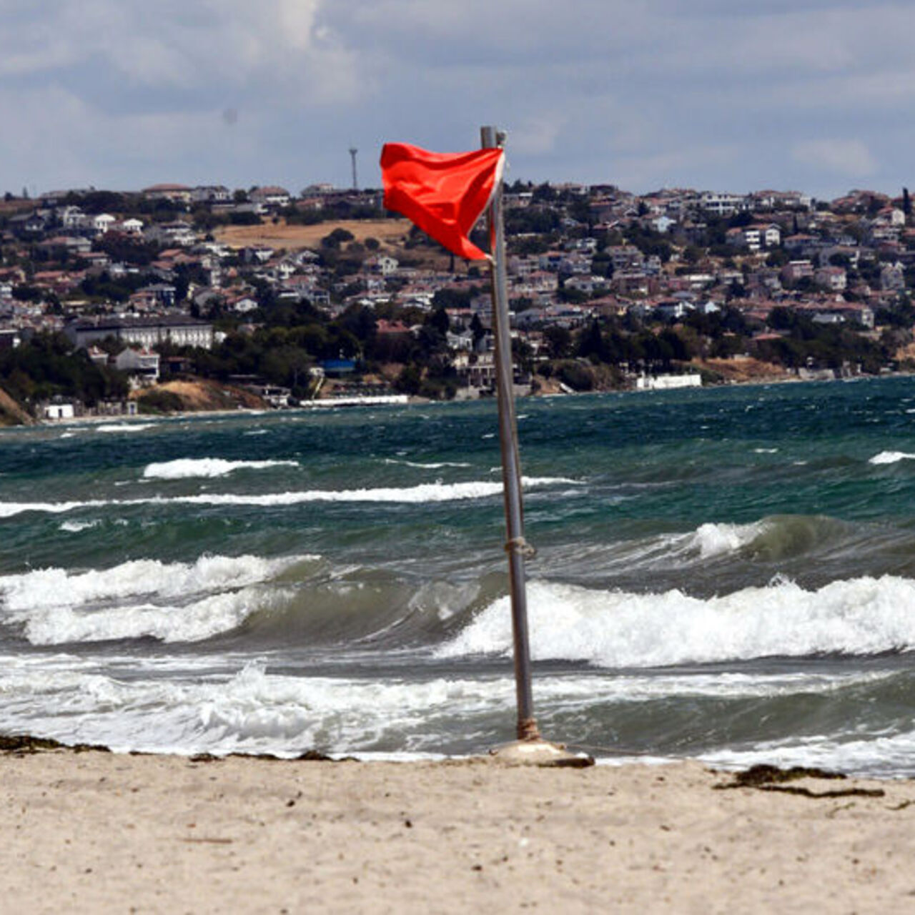 Kırmızı bayrak asıldı! Bir kentte deniz yasağı!