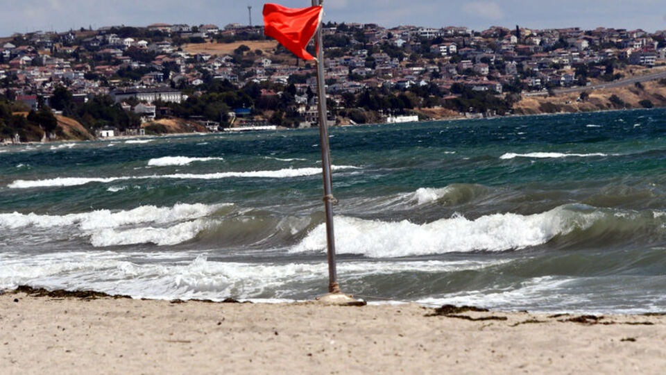 Kırmızı bayrak asıldı! Bir kentte deniz yasağı!