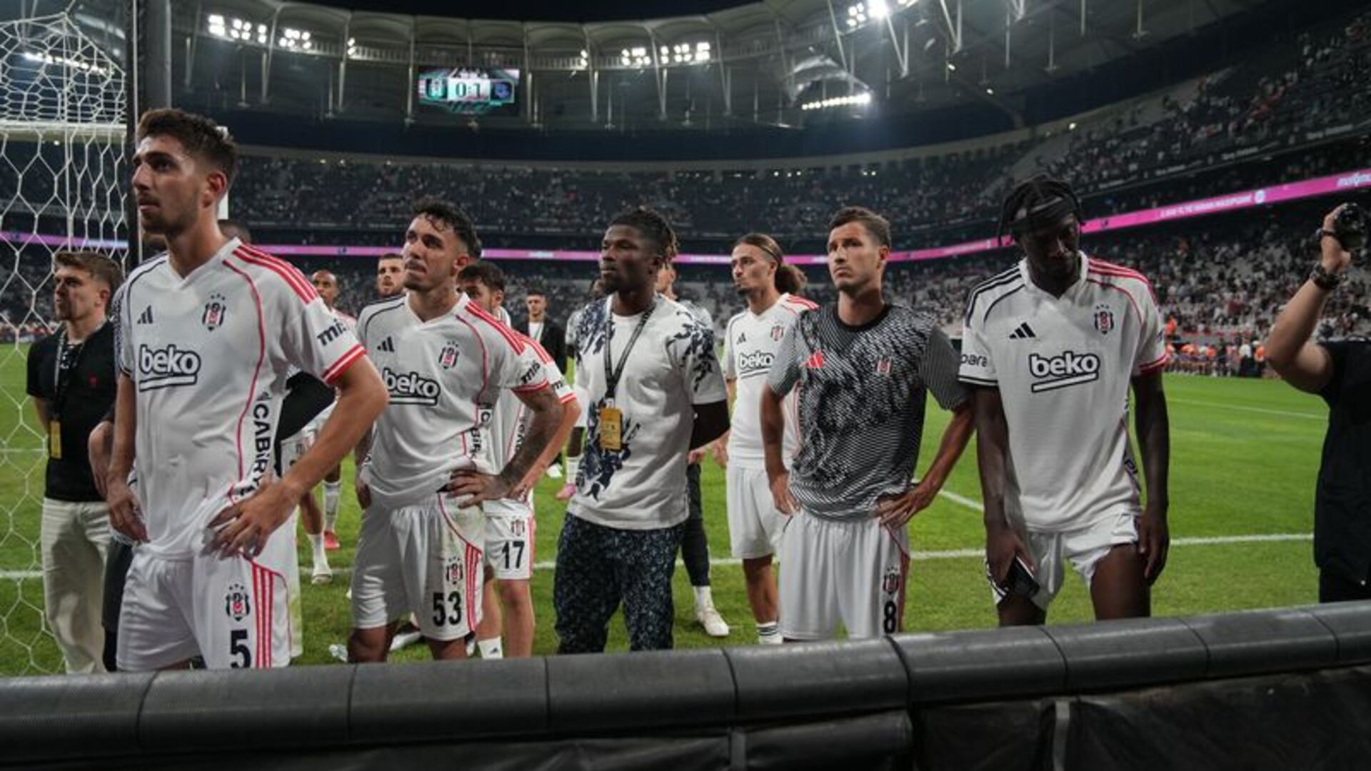 Beşiktaş Taraftarından Dolmabahçe'de Çılgın Protesto: 'Yönetim İstifa' Sesleri Yükseldi!